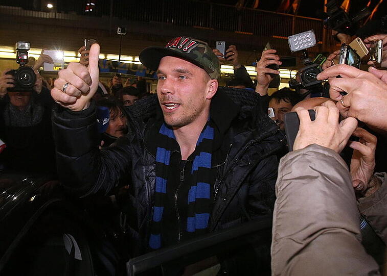 Lukas Podolski ist in Mailand gelandet - die Fans feiern den DFB-Weltmeister bei seiner Ankunft.