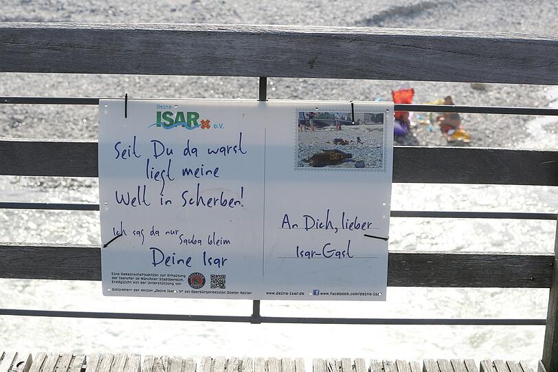 Ein weiteres Plakat des Vereins "Deine Isar" - eine Postkarte aus der Sicht des Flusses.