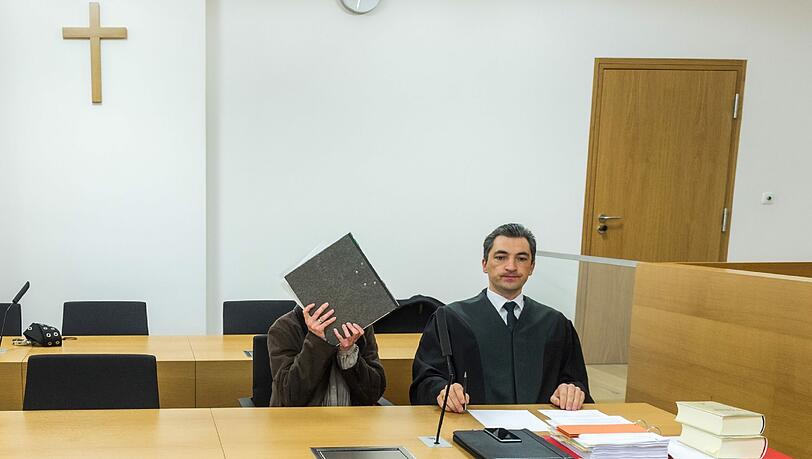 Die Angeklagte Patrizia E. mit ihrem Verteidiger Ronny Raith. Die Angeklagte Patrizia E. mit ihrem Verteidiger Ronny Raith.