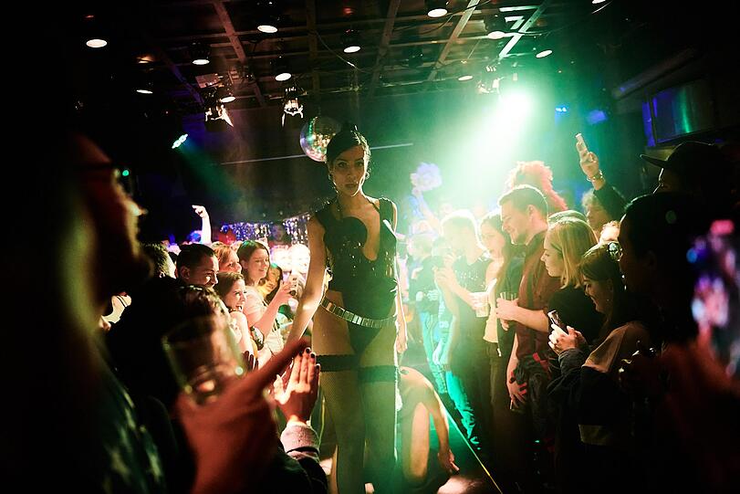 Auf dem rauschenden Ball im Folks Club wird Liebe und Vielfalt gefeiert.