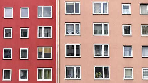 Wohnhäuser in Giesing. Wer eine Immobilie kaufen will,  hat nun ein größeres Angebot - gerade in München, so eine Studie.