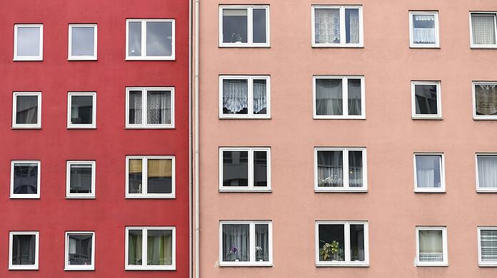 Wohnhäuser in Giesing. Wer eine Immobilie kaufen will,  hat nun ein größeres Angebot - gerade in München, so eine Studie.