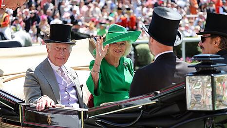 König Charles und Königin Camilla kamen zusammen mit Prinz William zu Royal Ascot.