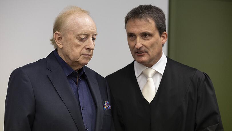 Alfons Schuhbeck mit seinem Anwalt Norbert Scharf vor Gericht. Alfons Schuhbeck mit seinem Anwalt Norbert Scharf vor Gericht.