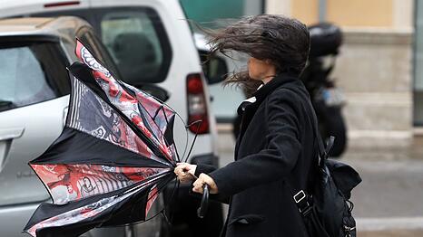 Auch in Spanien wurde weiterer Sturm mit starken Niederschl&auml;gen erwartet. Ein Regenschirm wie hier in M&aacute;laga hilft da kaum. (Archiv-Bild)