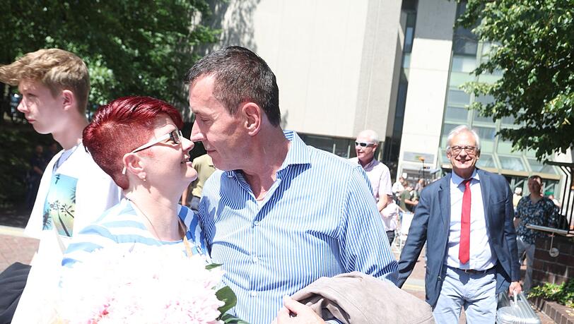 Manfred Genditzki mit seiner Frau nach seinem Freispruch. (Archivbild)