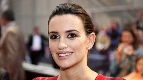 Was für eine Frau: Penélope Cruz verzauberte am Montagabend München. In einem traumhaften roten Seidenkleid erschien der Hollywood-Star zur Premiere von "Fluch der Karibik 4" im Mathäser Filmpalast.