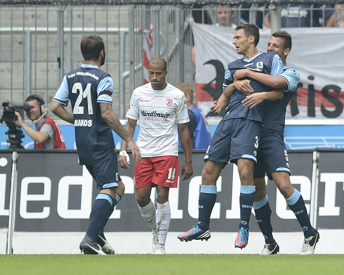 Grzegorz Wojtkowiak
Welch ein Auftakt für den Polen! Im ersten Spiel für 1860 traf er schon nach acht Minuten. Vorgänger Toni Rukavina traf in 112 Spielen für die Löwen nicht öfter. Ebenso beeindruckend: Seine Kraft in den Armen. Die Einwürfe fliegen teilweise weiter als so mancher Schuss eines Hobbykickers. Note: 3