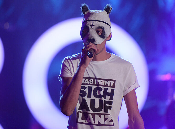 Aber erstmal gibt's Musik: Rapper Cro tritt mit Panda-Maske und lustigem T-Shirt auf: "Was reimt sich auf Lanz?", fragt der Aufdruck auf seinem Oberteil.