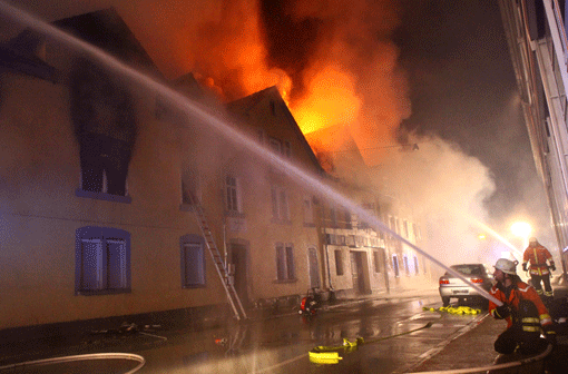 In den Flammen kamen mindestens sieben Menschen ums Leben. Die Bilder von den Löscharbeiten.