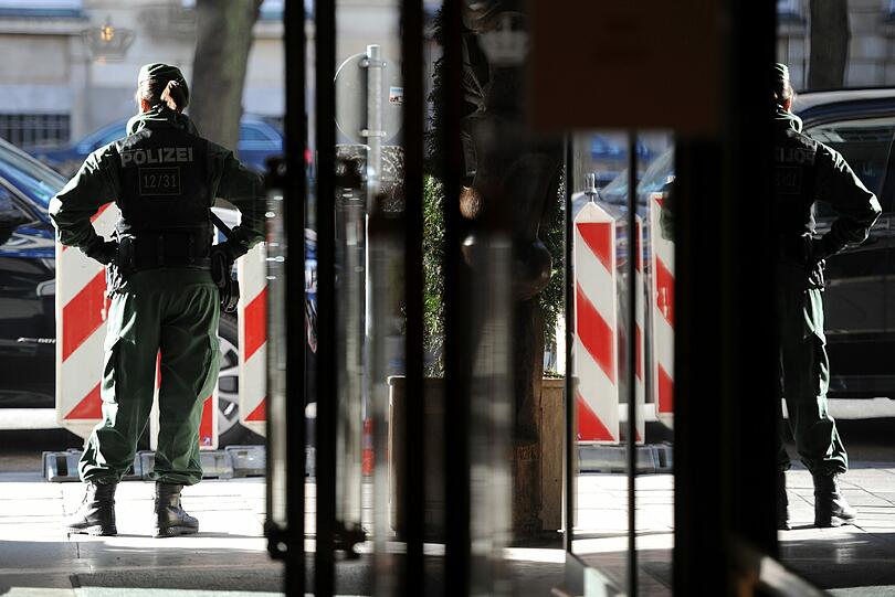 Am Freitag um 6 Uhr ging's los: Auf den Dächern sind Scharfschützen postiert. Absperrgitter blockieren die Zufahrtsstraßen. Rund um den Bayerischen Hof patrouillieren Polizisten mit Bombendetektoren und Spürhunden.