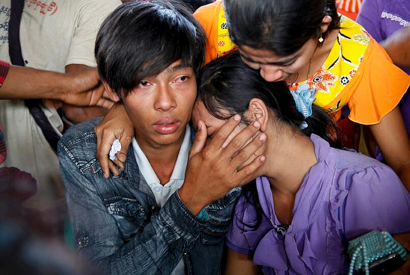 Vor der Küste von Myanmar haben riesige Wellen eine verrostete Doppeldecker-Fähre mit mehr als 200 Menschen an Bord zum Kentern gebracht und midestens 60 Menschen in den Tod gerissen.