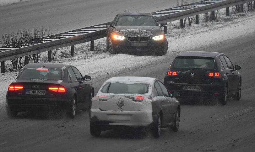 Schneefall und Blitzeis sorgten deutschlandweit für Chaos und Unfälle auf den Straßen.