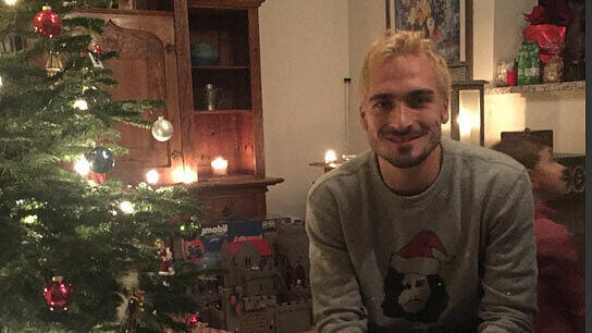 Der blondierte Mats Hummels vorm Christbaum.