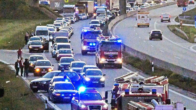 Abgerissene Motorhaube und Vorderrad, umherfliegende Fahrzeugteile - der Audi hat sich mehrfach überschlagen, bevor er zum Stehen kam.