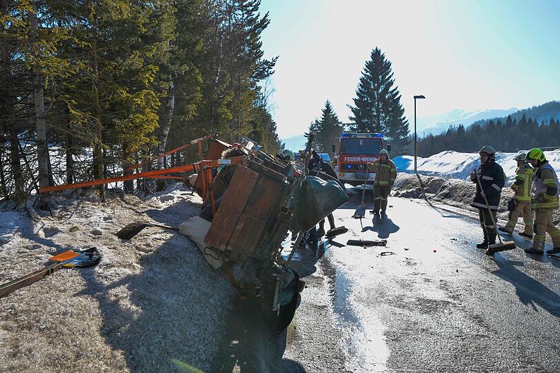 Bei einem Unfall mit einer Kutsche auf der Leutascher Straße in Reith bei Seefeld wurden vier Menschen verletzt. Die Bilder vom Unfallort.