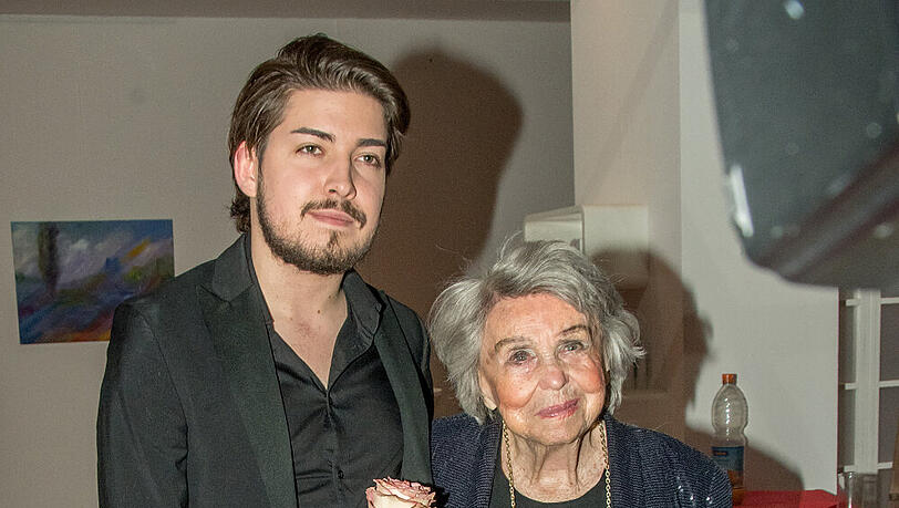 "Ich habe heute eine Rose für Sie": Sänger Pat Wind ist ein Fan von Ruth Megary. "Ich habe heute eine Rose für Sie": Sänger Pat Wind ist ein Fan von Ruth Megary.