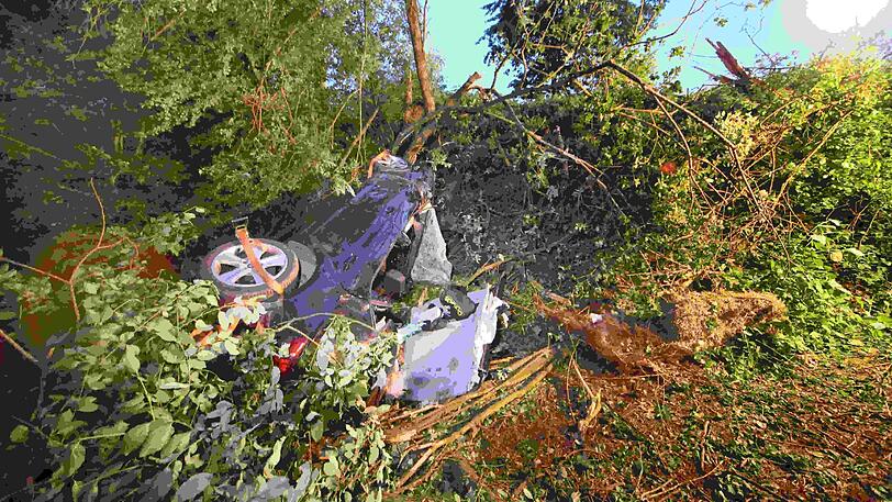 Schwierige Rettungsaktion: Drei junge Männer sind mit einem Auto in ein Waldstück gerast und mussten von der Feuerwehr befreit werden.
