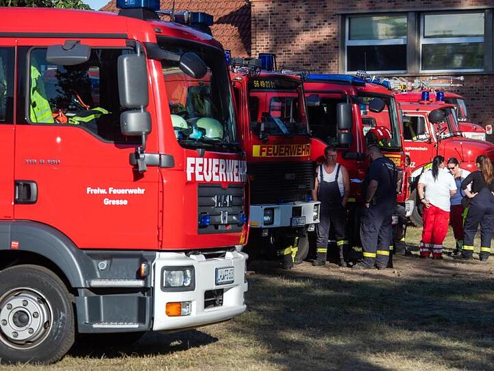 Feuerwehrleute erholen sich im Krisenzentrum nach ihrem Einsatz.