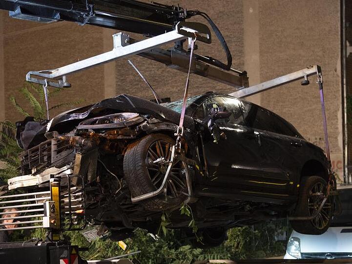 Der zerstörte SUV wird auf einen Abschleppwagen gehoben: Der Unfallfahrer soll während der Fahrt einen epileptischen Anfall erlitten haben.