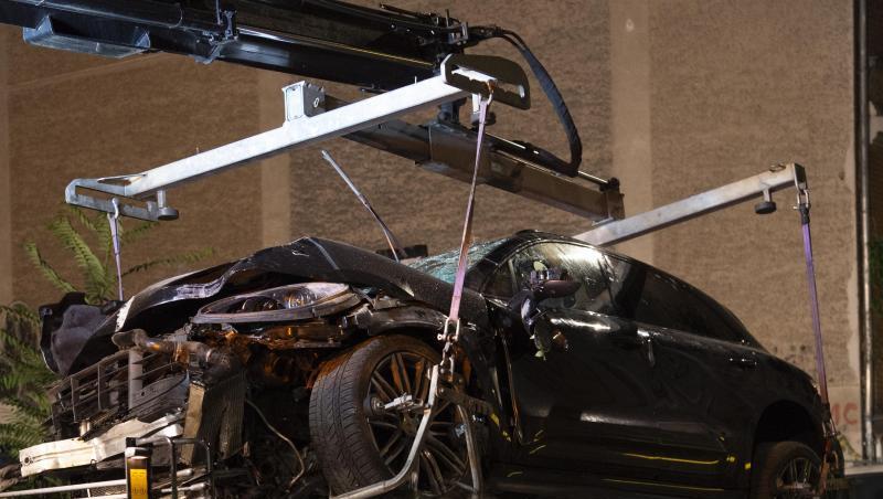 Der zerstörte SUV wird auf einen Abschleppwagen gehoben: Der Unfallfahrer soll während der Fahrt einen epileptischen Anfall erlitten haben. Der zerstörte SUV wird auf einen Abschleppwagen gehoben: Der Unfallfahrer soll während der Fahrt einen epileptischen Anfall erlitten haben.