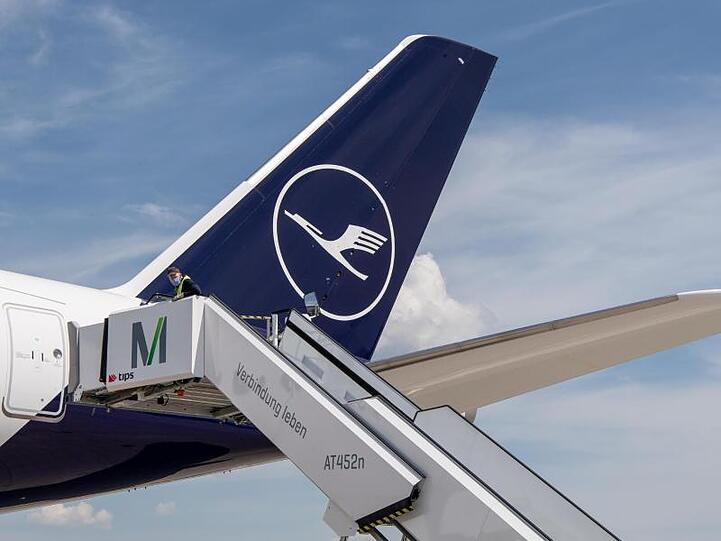 Blick auf den Heckflügel einer Lufthansa-Maschine. Foto: Peter Kneffel/dpa/Archivbild