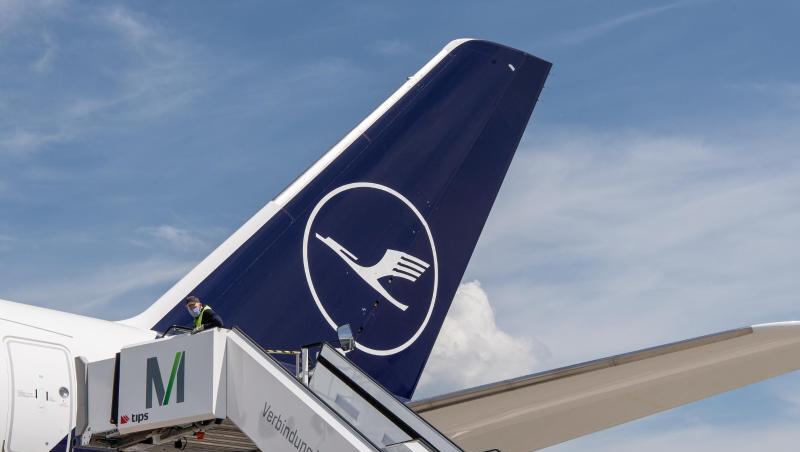 Blick auf den Heckflügel einer Lufthansa-Maschine. Foto: Peter Kneffel/dpa/Archivbild Blick auf den Heckflügel einer Lufthansa-Maschine. Foto: Peter Kneffel/dpa/Archivbild