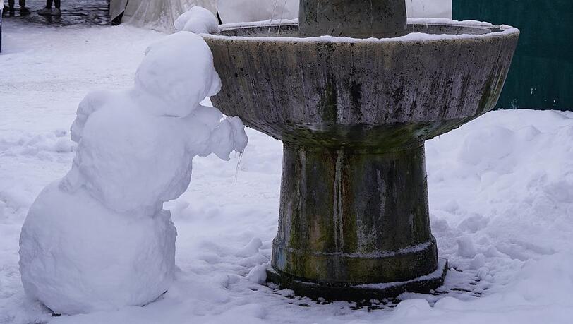 Sucht er Halt bei Liesl Karlstadt? Ein Schneemann lehnt am Brunnen am Viktualienmarkt. Sucht er Halt bei Liesl Karlstadt? Ein Schneemann lehnt am Brunnen am Viktualienmarkt.