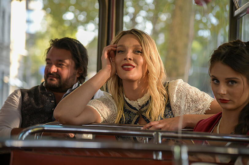 Victoria Jancke im Bus...