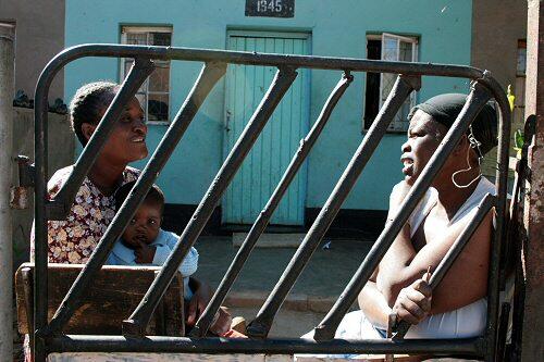 Zwei Frauen in Simbabwe hören die Radio-Nachrichten