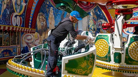 Letzte Vorbereitungen vor dem Start des Volksfestes.
