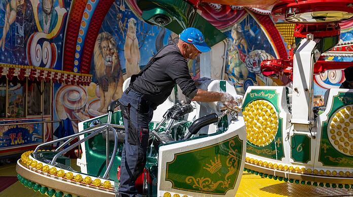 Letzte Vorbereitungen vor dem Start des Volksfestes.