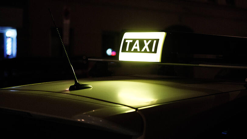 Gegen den 26-jährigen Taxi-Randalierer wird unter anderem wegen gefährlicher Körperverletzung und wegen eines gefährlichen Eingriffs in den Straßenverkehr ermittelt. (Symbolbild)