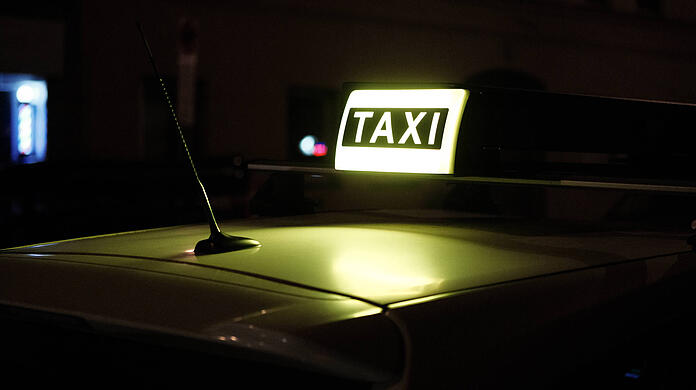 Gegen den 26-jährigen Taxi-Randalierer wird unter anderem wegen gefährlicher Körperverletzung und wegen eines gefährlichen Eingriffs in den Straßenverkehr ermittelt. (Symbolbild)