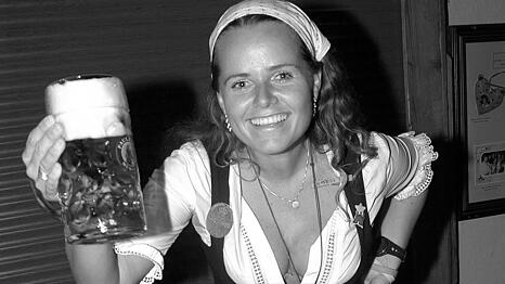 2005 ging ein Bild von Hofbräuzelt-Bedienung Barbara Stadlhuber, genannt Wiesn-Babsi, um die Welt. Nun ist die Österreicherin im Alter von 49 Jahren gestorben.