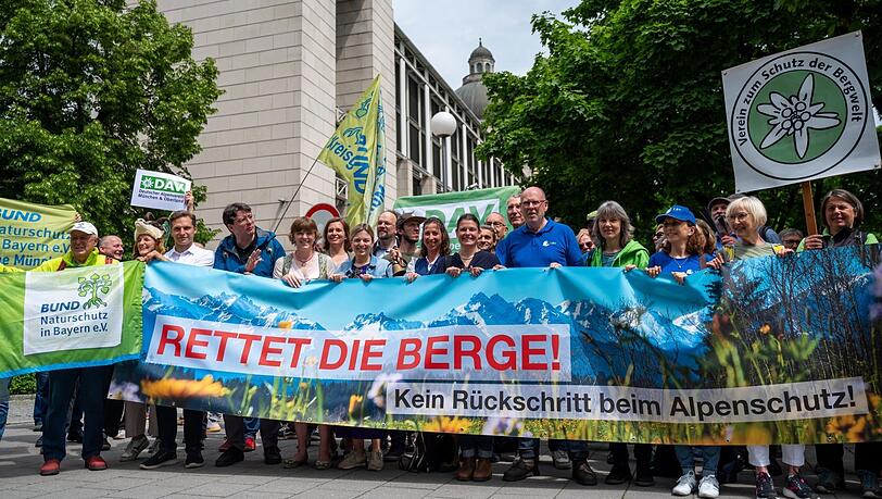 Anfang Juni formiert sich das Bündnis "Rettet die Berge – kein Rückschritt beim Alpenschutz" und protestiert in München.