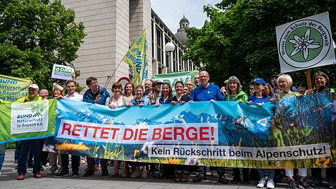 Anfang Juni formiert sich das Bündnis "Rettet die Berge – kein Rückschritt beim Alpenschutz" und protestiert in München.