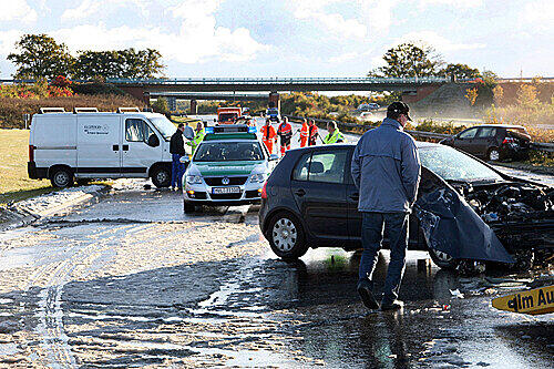 Mehrere Fahrzeuge stehen nach einem Unfall am Dienstag auf einer gesperrten Autobahn