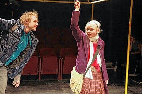 Aus der Begegnung im Bus wird eine Beziehung: Christian Wincierz und Linda Foerster in &bdquo;Mutwerk&ldquo;.