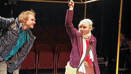 Aus der Begegnung im Bus wird eine Beziehung: Christian Wincierz und Linda Foerster in „Mutwerk“. Aus der Begegnung im Bus wird eine Beziehung: Christian Wincierz und Linda Foerster in „Mutwerk“.