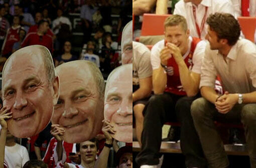 Bastian Schweinsteiger lacht über die Hoeneß-Köpfe beim Basketball-Spiel des FC Bayern gegen Bremerhaven im Audi Dome.