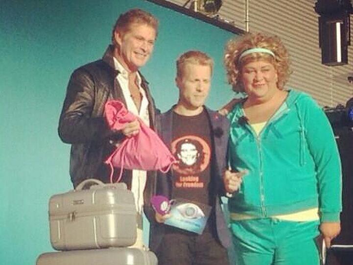 David Hasselhoff beim Auszug aus dem Container
