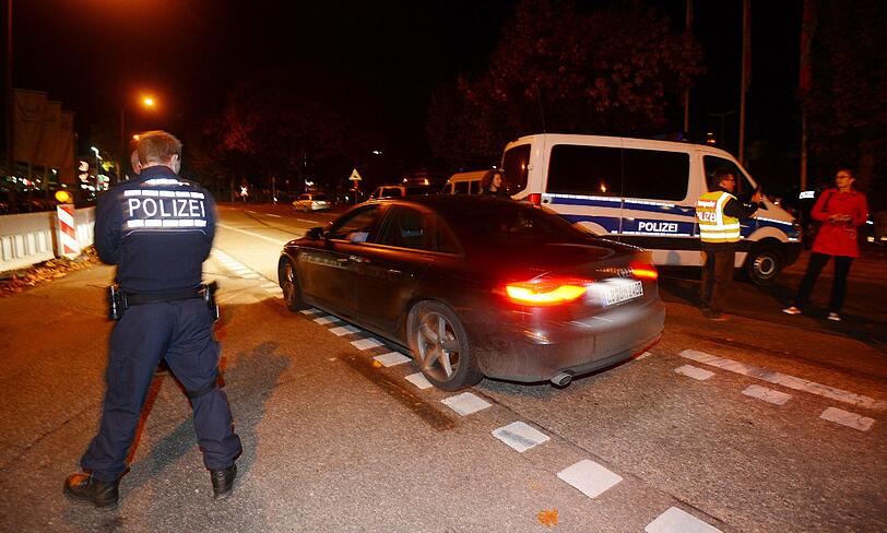 Ein mutmaßlich bewaffneter Mann hatte sich am Donnerstagabend in Freiburg in einem Schnellimbiss verschanzt und mit Waffengewalt gedroht.