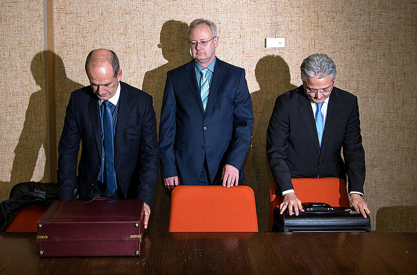 Politiker Bernhard Pohl (Mitte) kommt am 17.12.2015 in München (Bayern) zusammen mit seinen Anwälten Robert Chasklowicz (l) und Thorsten Zinner zum Prozess in den Verhandlungssaal am Amtsgericht.