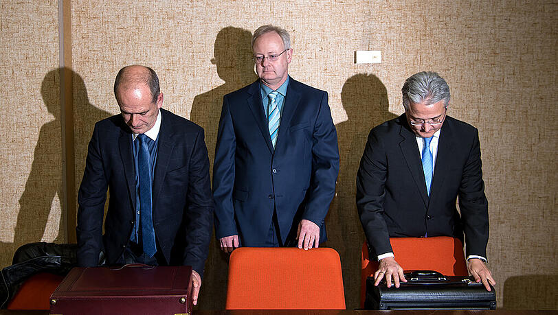Politiker Bernhard Pohl (Mitte) kommt am 17.12.2015 in München (Bayern) zusammen mit seinen Anwälten Robert Chasklowicz (l) und Thorsten Zinner zum Prozess in den Verhandlungssaal am Amtsgericht. Politiker Bernhard Pohl (Mitte) kommt am 17.12.2015 in München (Bayern) zusammen mit seinen Anwälten Robert Chasklowicz (l) und Thorsten Zinner zum Prozess in den Verhandlungssaal am Amtsgericht.