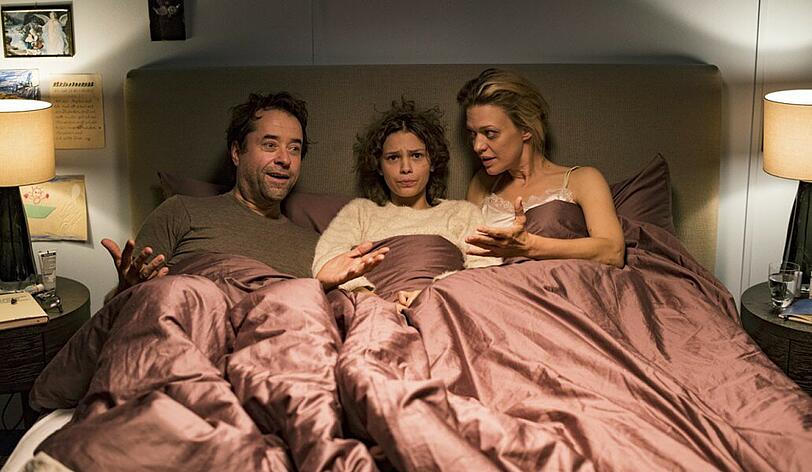 Der Feind in meinem Bett: Pubertier Carla (Harriet Herbig-Matten) hat es sich zwischen Papa (Jan Josef Liefers) und Mama (Heike Makatsch) gemütlich gemacht.