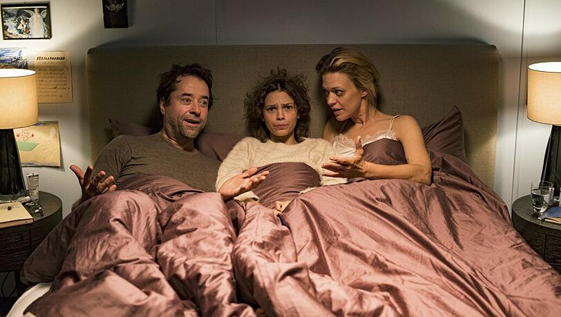Der Feind in meinem Bett: Pubertier Carla (Harriet Herbig-Matten) hat es sich zwischen Papa (Jan Josef Liefers) und Mama (Heike Makatsch) gemütlich gemacht.