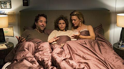 Der Feind in meinem Bett: Pubertier Carla (Harriet Herbig-Matten) hat es sich zwischen Papa (Jan Josef Liefers) und Mama (Heike Makatsch) gemütlich gemacht.