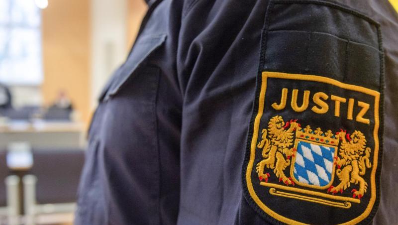"Justiz" steht am Ärmel eines Justizvollzugsbeamten in einem Gerichtssaal. Foto: Armin Weigel/Archivbild "Justiz" steht am Ärmel eines Justizvollzugsbeamten in einem Gerichtssaal. Foto: Armin Weigel/Archivbild