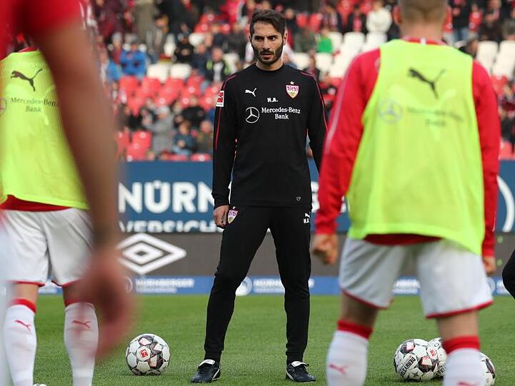 Halil Altintop, damals Stuttgarter Co-Trainer und ehemaliger Bundesligaprofi, steht auf dem Platz. Foto: Daniel Karmann/dpa/Archivbild